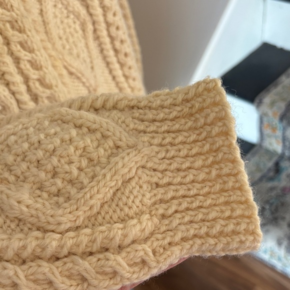 Elegant 100% Wool Cream Cable Knit Sweater - Picture 6 of 8